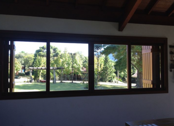 Jendela kaca besar menghadap taman untuk memaksimalkan pemandangan alam